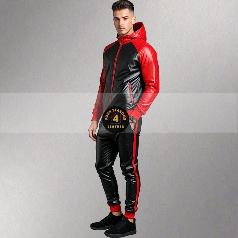 Puede incluir: Un ch&aacute;ndal de cuero negro y rojo. La chaqueta tiene capucha y mangas rojas con un cuerpo negro. Los pantalones son negros con una raya roja lateral. El texto "FOUR SEASONS LEATHER" es visible.