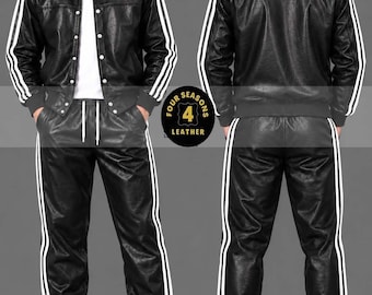 Può includere: Una tuta in pelle nera composta da una giacca con colletto, bottoni a pressione e strisce bianche sulle maniche, abbinata a pantaloni da jogging con strisce laterali bianche e coulisse in vita. Il logo Four Seasons Leather è visibile.
