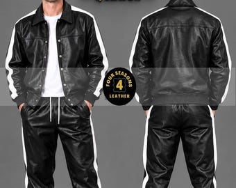 Può includere: Un completo composto da giacca e pantaloni in pelle nera con strisce laterali bianche. La giacca presenta colletto, chiusura con bottoni e maniche lunghe. I pantaloni hanno un elastico in vita con coulisse bianca. Testo 4 LEATHER 4 SEASON.