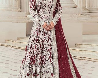 Rödbrun maxiklänning för brud | Kraftigt handgjort brisnät i pakistanskt indiskt bröllopsoutfit | Nikkah Walima formella gästkläder
