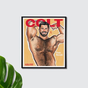 Puede incluir: Un póster enmarcado con un hombre musculoso flexionando sus brazos. La palabra "COLT" en rojo en la parte superior y el nombre "Pete Kuzak" en la parte inferior. El fondo es de color naranja claro. Es una presentación de estudio.