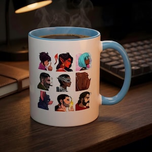 Könnte beinhalten: Weißer Keramikbecher mit blauem Innenraum und Griff. Der Becher zeigt neun illustrierte Charakterporträts. Dampf steigt aus dem dunklen Kaffee im Inneren auf. Der Becher steht auf einer Holzoberfläche.