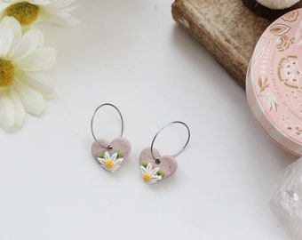 Boucles d’oreilles neutres Daisy Hoop | Polymère de fleurs blanches et jaunes sur coeur d’argile chamois | Fait à la main au Canada