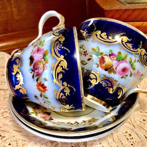 Raro set antico di due tazze da tè e piattini