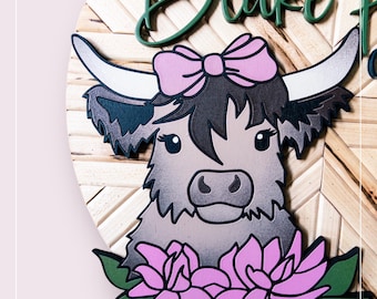 Vaca de las Tierras Altas con flores y lazo, archivo cortado a láser / Archivo SVG para corte láser / Decoración rústica / Arte mural para habitación de bebé