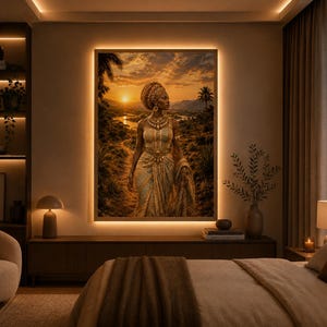 Könnte beinhalten: Ein rechteckiger Wandkunstdruck, der eine Person mit einem verzierten Kopfschmuck und goldenem Schmuck zeigt, die auf einem Pfad in einer Landschaft bei Sonnenuntergang steht. Das Kunstwerk ist gerahmt und von einem LED-Lichtband beleuchtet.