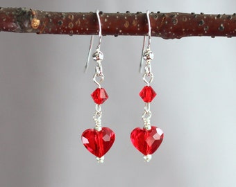 Pendientes pequeños con forma de corazón de cristal austriaco rojo