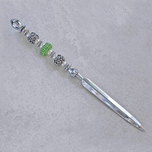 Abrecartas de cristal verde brillante y plata