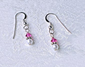 Brincos pequenos de cristal rosa e pérola branca: Prata de lei