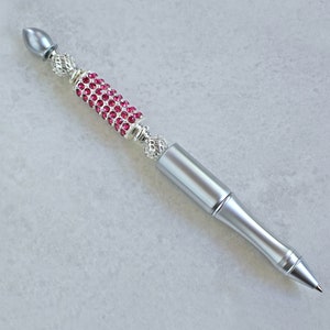 Bolígrafo con cuentas de cristal en plata cepillada y rosa fucsia