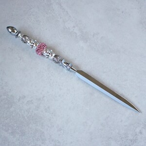 Abrecartas de cristal rosa y plata