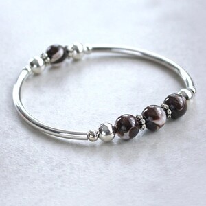 モカブラウンとホワイトのビーズストレッチブレスレット