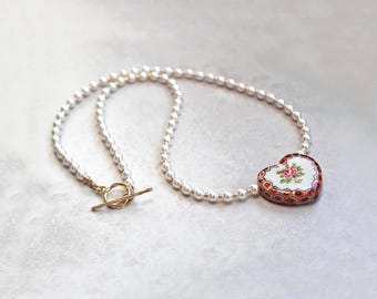 Halsband med hjärtformade pärlor och vita österrikiska kristaller