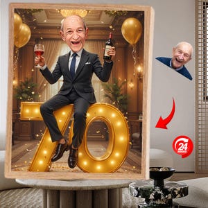 Puede incluir: Retrato digital enmarcado de un hombre celebrando su 70 cumpleaños. Se le representa con un traje, sosteniendo una copa de vino y una botella de vino, sentado sobre un gran "70" iluminado. También se ven globos dorados y un icono de 24 horas.