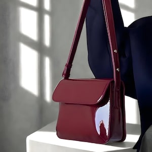 Kirschrote Lackleder Umhängetasche - Glänzende Mini Geldbörse, Retro 90er Jahre Stil, Vegane Lederhandtasche, ästhetische Schulter Geldbörse, Geschenk für Sie