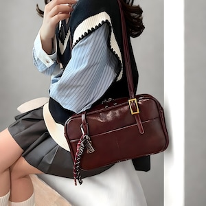 Bolso de hombro de piel sintética hecho a mano para mujer: elegante bolso cruzado, bolso de hombro gótico de piel, bolso de estilo retro, bolso bandolera bohemio.