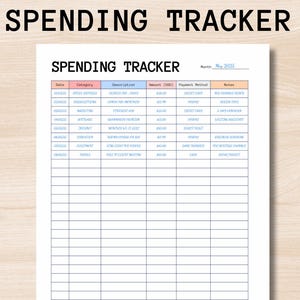 Peut inclure: Un suivi des dépenses blanc intitulé "SPENDING TRACKER". Il comprend des colonnes pour la date, la catégorie, la description, le montant, le mode de paiement et les notes. Un cercle violet avec "INSTANT DOWNLOAD" est en bas à gauche.