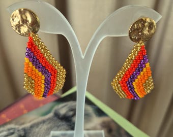 Pendientes artesanales (aprox. 4 cm x 2 cm). Cuentas Miyuki en colores plata y negro. Ideales para cualquier ocasión, pero lucen elegantes y formales.