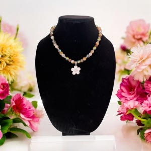 Blooming Elegance: Glass Beaded Flower Necklace