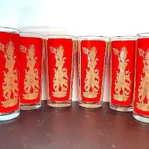Ensemble de 8 gobelets MCM rouge et or en forme de déesse thaïlandaise