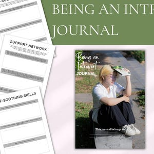 Può includere: Una copertina di diario con il titolo "Being an Introvert Journal" e una foto di una persona seduta su una panchina di pietra con un libro in mano. Il testo "This journal belongs to" è in fondo alla copertina.