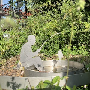 Stalen Visser Tuindecoratie, Handgemaakte Metaalkunst, Cadeau voor Tuinliefhebbers, Corten Tuinsculptuur, Tuinbeeld visser.