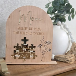 Letrero de rompecabezas personalizado para mamá, regalo del Día de la Madre de los niños, esposo, regalo de la abuela, regalo personalizado, Tú eres la pieza que nos mantiene unidos