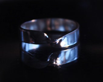 Custom Order for Iro. 5mm MOBIUS ring. Size US 7.5 Finish: high polished. Solid sterling silver. Handcrafted