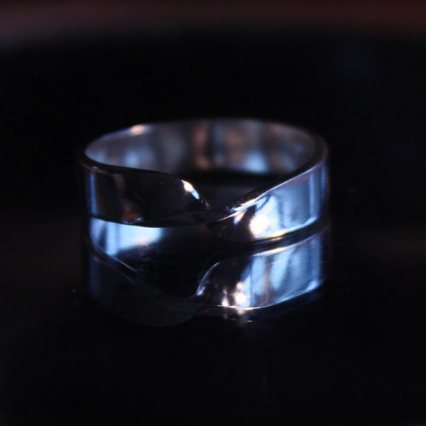Custom Order for Iro. 5mm MOBIUS ring. Size US 7.5 Finish: high polished. Solid sterling silver. Handcrafted