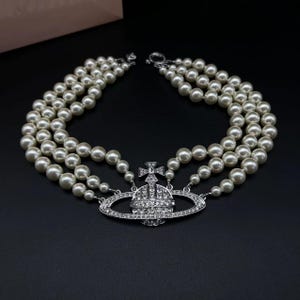 Vivienne Westwood ROW PEARL ネックレス Three Row Pearl Bas Relief Choker in PLATINUM-PEARL-CRYSTAL