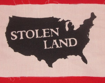 Stolen Land Patch – prawa rdzennej ludności, sprawiedliwość społeczna, solidarność, punk patch, wyzwolenie Ziemi, dekolonizacja, Ameryka, USA, łatki anarchii