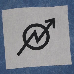 Könnte beinhalten: Schwarz-weißes Patch mit einem stilisierten Blitz in einem Kreis und einem nach oben zeigenden Pfeil.