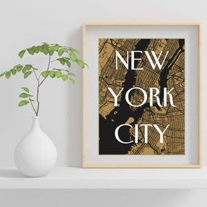 Impression de carte de New York - Art mural de New York doré et noir avec texte classique avec empattements - Élégante affiche imprimable pour les murs de la galerie et les amoureux de la ville