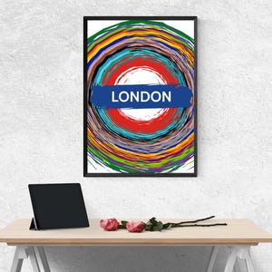 Stampa circolare della metropolitana di Londra – vortice colorato della linea della metropolitana con testo rotondo – poster digitale moderno per pareti di gallerie e regali di viaggio