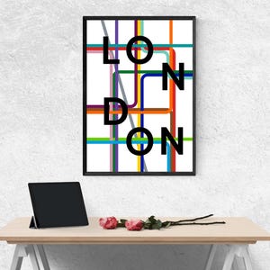 London Underground typografieprint – op metrokaarten geïnspireerde muurkunst met gedurfde letters – moderne digitale poster voor galerijmuren en cadeaus