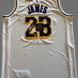 Camiseta de los Lakers firmada por LeBron James. Nike. Nueva. Autenticada.