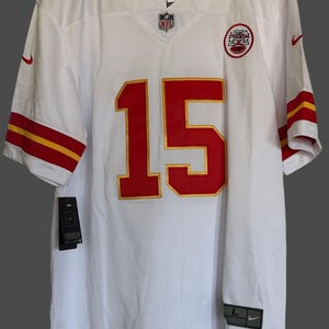 K&ouml;nnte beinhalten: Wei&szlig;es Football-Trikot mit roten und goldenen Akzenten. Die Nummer 15 ist prominent auf der Vorderseite und den Schultern zu sehen. Das Trikot hat das NFL-Logo und einen Nike-Swoosh.