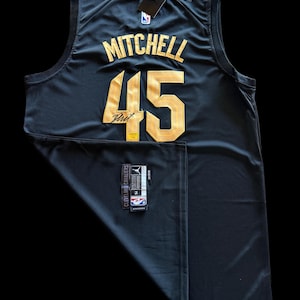 Donovan Mitchell signed Jersey. W/COA. Nike NWT