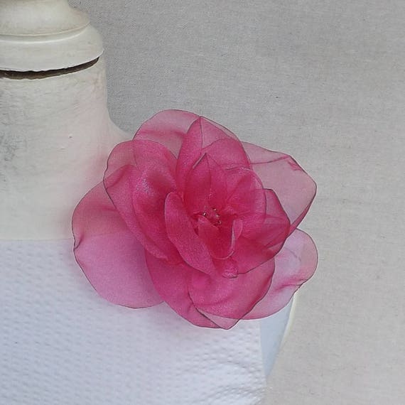 color marfil. Broche Flor de tela organza