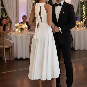 Vestido de noiva midi com decote alto e saia rodada para coquetéis, chás de panela