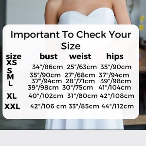 Pu&ograve; includere: Abito bianco senza spalline con scollatura a cuore. Viene visualizzata una tabella delle taglie con le misure di busto, vita e fianchi in cm e pollici per le taglie dalla XS alla XXL. Il testo recita "Important To Check Your Size."