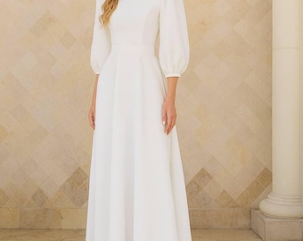 Könnte beinhalten: Weißes Kleid mit Bootsausschnitt und ellenbogenlangen Ärmeln. Das Kleid hat ein figurbetontes Oberteil und einen ausgestellten Rock, der bis zur Mitte der Wade reicht. Hergestellt aus glattem, blickdichtem Stoff.