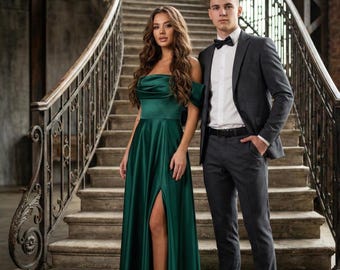 Vestido de noche verde esmeralda de satén con mangas caídas y abertura en la pierna.