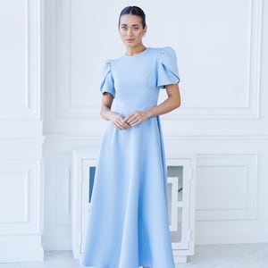 Sky blue midi dress with structured short puff sleeves in diagonal crepe fabric perfect for weddings, celebrations or elegant daytime events