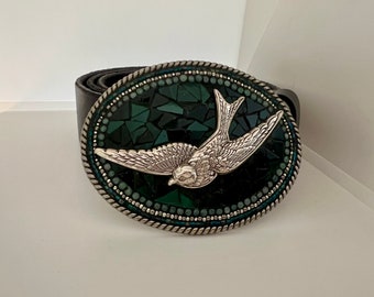 Jägergrün, Vogel, Mosaik Gürtelschnalle, handgemacht, Camilla Klein, Ledergürtel, für Frauen, Glasmalerei, Freiheit, Vogelliebhaber, Vogelbeobachter