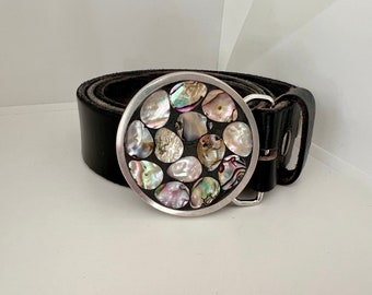 Abalone Mosaik Gürtelschnalle handgefertigt von Camilla Klein. Ein abstraktes Muscheldesign ist auf einer runden Silberschnalle mit einem Lederband intarsiert.