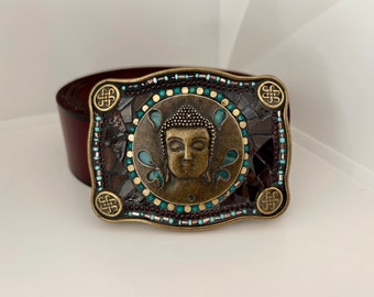 Buddha-Buntglas-Schnalle an Ledergürtelband, handgefertigte Mosaik-Schnalle aus Messing mit Ewigkeitsknoten, türkis, handgefertigt von Camilla Klein