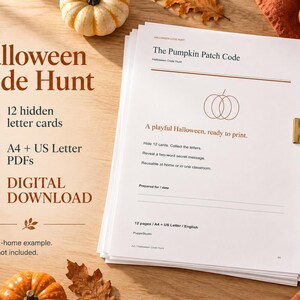 Op de afbeelding: Een stapel witte vellen papier met de titel The Pumpkin Patch Code, voorzien van een lijntekening van een pompoen, instructies voor een Halloween-codejacht en een gouden klem. Het document bevat details voor 12 verborgen letterkaarten.