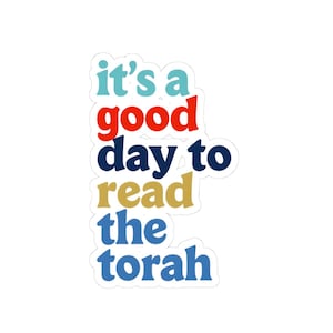 Puede incluir: Una pegatina con la frase "it's a good day to read the torah" en un diseño colorido y en capas. El texto está en varios colores: turquesa, rojo, azul marino, dorado y azul. La pegatina tiene un borde blanco.