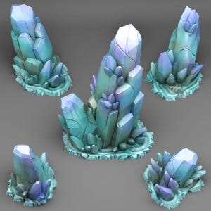 Op de afbeelding: Vijf gestileerde kristalformaties in tinten blauw, blauwgroen en paars. Elke kristalgroep heeft een facet, geometrisch ontwerp en staat op een getextureerde, lichtgroene basis. De kristallen variëren in grootte en opstelling.